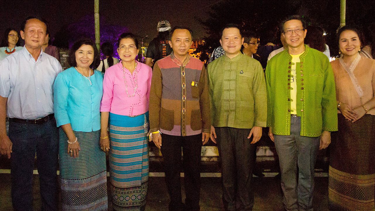 ริมฝั่งน้ำ พงศ์รัตน์ ภิรมย์รัตน์ ผวจ.ลำพูน และ ฐาปน สิริวัฒนภักดี กก.ผอ.ใหญ่ ไทยเบฟเวอเรจ เปิดงาน “River Festival Lamphun สีสัน เสียงสุข แห่งสายน้ำ ริมฝั่งแม่น้ำกวง” โดยมี ศลิษา ภิรมย์รัตน์ และ กมลนัย ชัยเฉนียน มาร่วมงานด้วย ที่ประตูท่านาง จ.ลำพูน วันก่อน.