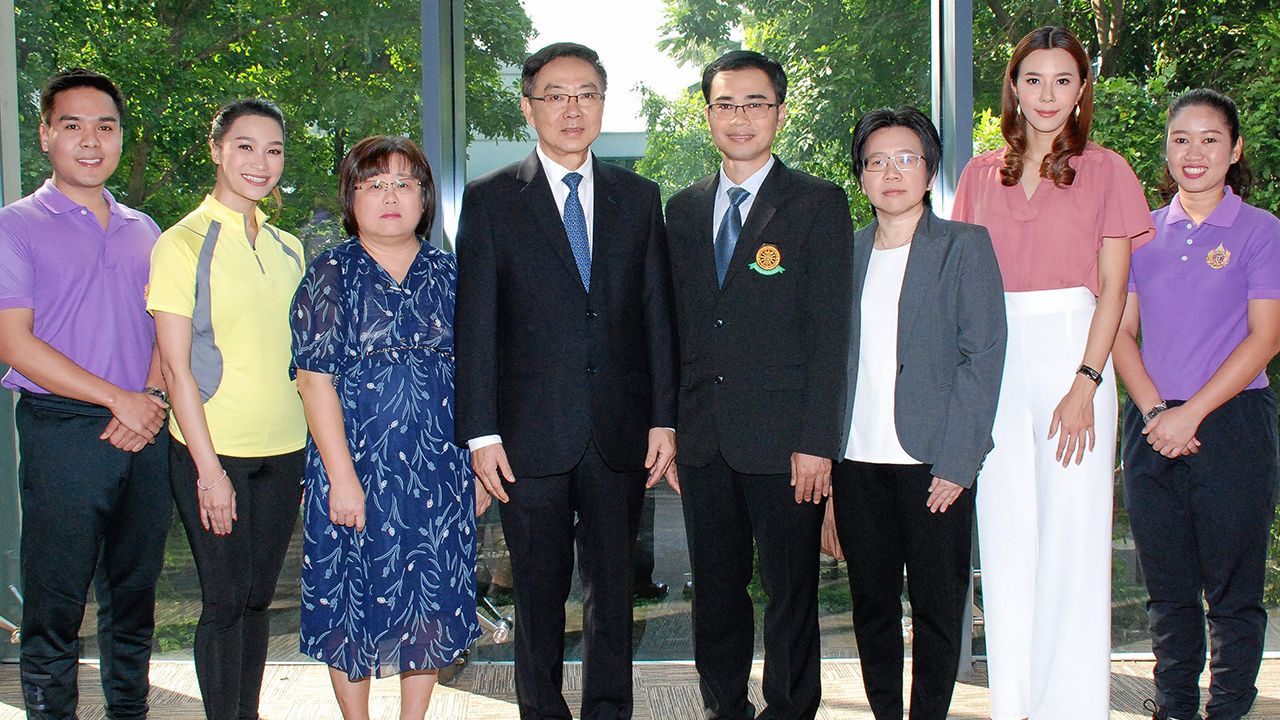 ป้องกันไว้ ศ.นพ.สุชัย เจริญรัตนกุล เปิดงาน “วันรณรงค์โรคปอดอุดกั้นเรื้อรังโลก” โดยมี ผศ.นพ.ณรงค์กร ซ้ายโพธิ์กลาง, ผศ.พญ.รพีพร โรจน์แสงเรือง, ดร.เสาวณีย์ วรวุฒางกูร, กุสุมา เบ้าทอง และ ชนม์พิสิฐ จันทร์สุข มาร่วมงานด้วย ที่สถานีโทรทัศน์ไทยพีบีเอส วันก่อน.