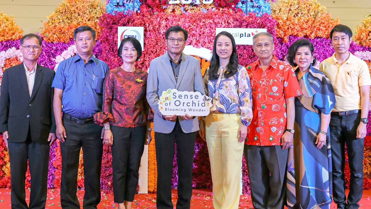 ชมกล้วยไม้ ร.ต.พงศธร ศิริสาคร และ มยุรี กาญจนมัจฉา เปิดงาน “The Sense Of Orchid 2019” เพื่อส่งเสริมกล้วยไม้ของจังหวัดนครปฐมและเลือกซื้อพันธุ์ไม้ โดยมี พัลลภ เวศย์วรุฒย์, อุดม โอษฐ์ยิ้มพราย และ สลารีวรรณ ทัพทวี มาร่วมงานด้วย ที่เซ็นทรัลพลาซา ศาลายา วันก่อน.