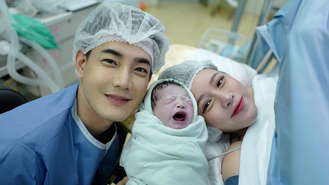 ยินดีกับพระเอกสุดหล่อ ฟลุค-จิระ กับสาว แอปเปิ้ล ด้วยที่ได้ลูกสาวสมใจให้ชื่อจริงว่า ด.ญ.เรนิตา ส่วนชื่อเล่นตอนแรกคิดไว้ น้องบัวลอย แต่หมอดูเบรกไว้ เลยได้ชื่อใหม่ว่า น้องจูนี่.