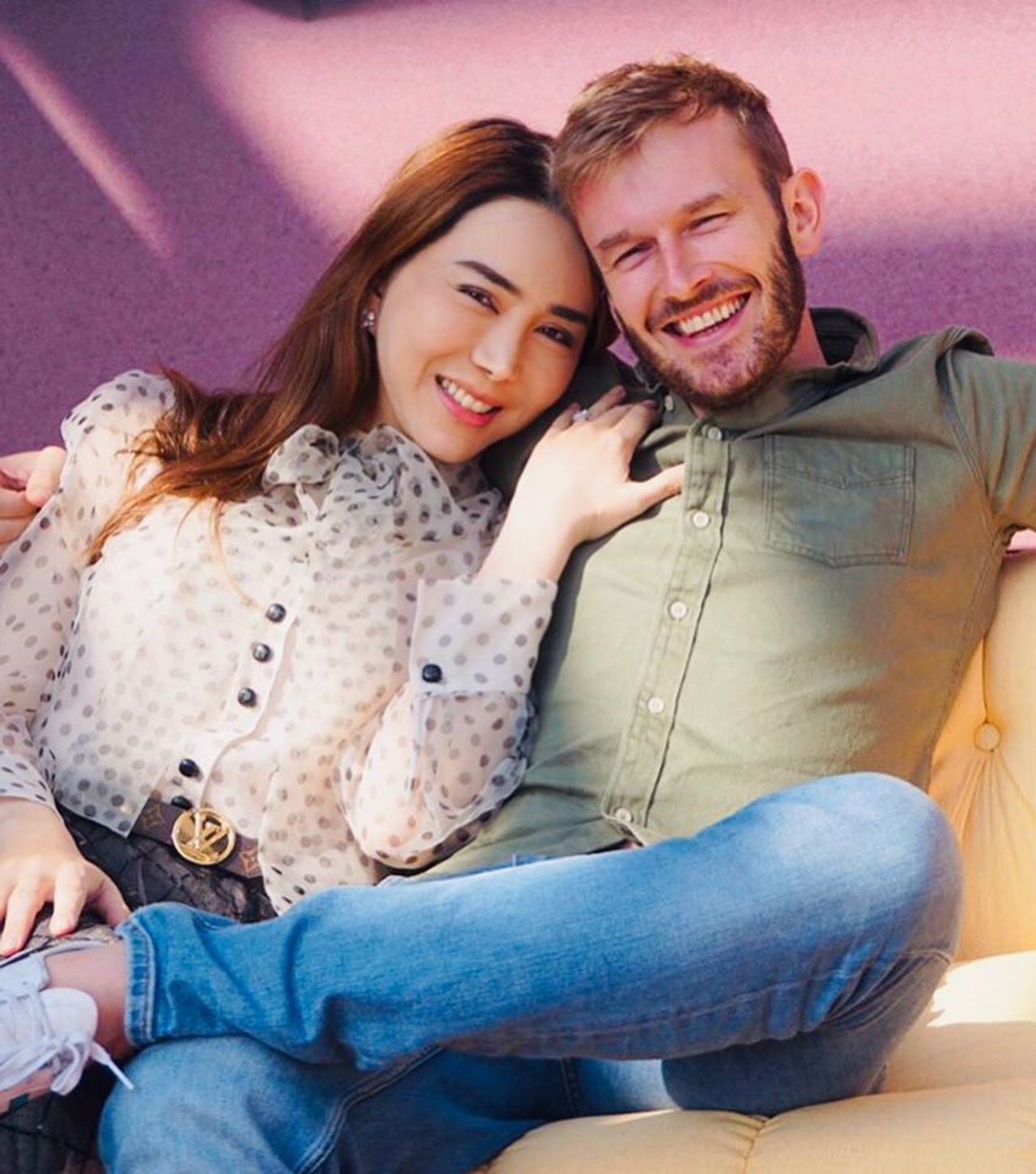 แอนและแฟนหนุ่มชาวอังกฤษ ขอบคุณภาพจากเพจ Anne JKN