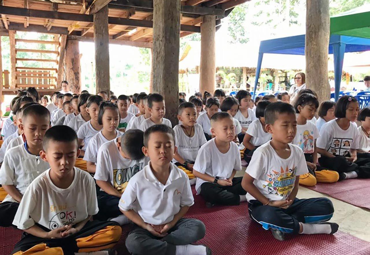 นักเรียนในพื้นที่ร่วมกันปฏิบัติธรรมภายในศูนย์ปฏิบัติธรรมดอยสันกู่พระธาตุ 12 ราศี โดยมี พระครูบาศุภณัฐ นาคเสโน หรือ “ครูบาหนุ่ม” เป็นวิทยากร.