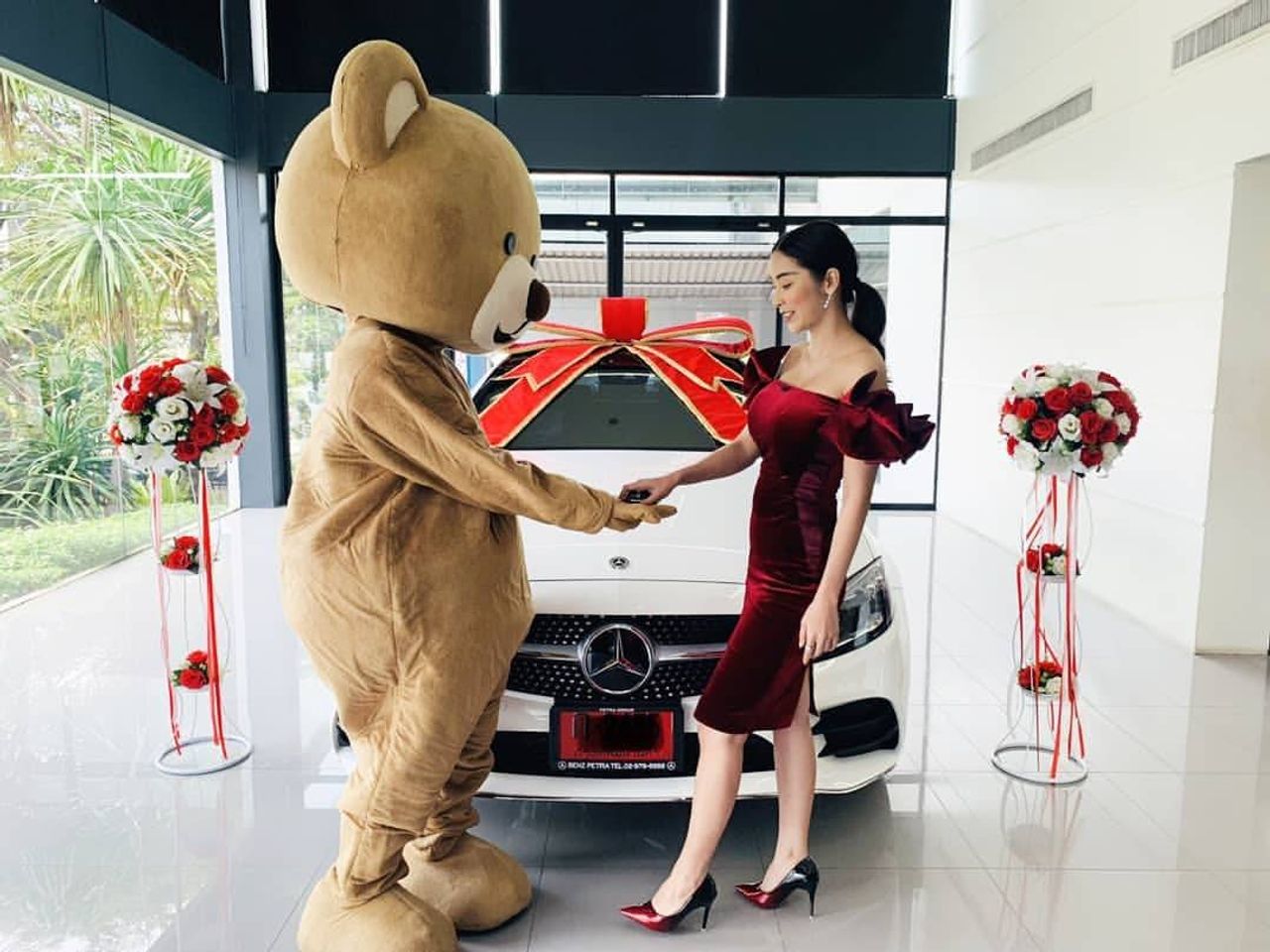 ใหม่-ดีเจต้น เมื่อวันไปรับรถเบนซ์ ขอบคุณภาพจากไอจี @maisukhon