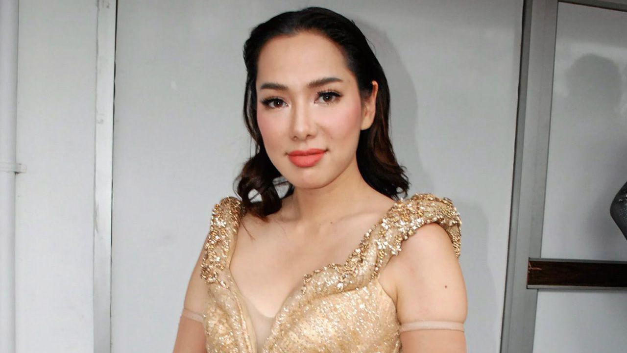 แขวนป้าย “โสดสนิท” เหมือนกับหนุ่ม โป๊ป เป๊ะเลย! เพียงแต่สาวสวย จอย-รินลณี เปิดใจรับพิจารณาแล้ว แต่ไม่มีใครสอบผ่าน...เอ้าๆ หนุ่มไหนรับได้จะไม่มีลูก ไปยื่นใบสมัครเลย.