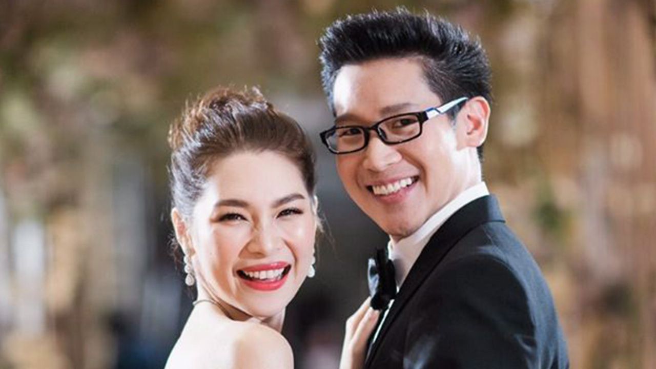 นี่ละมั้งที่เรียก “พรหมลิขิต” ปอ-ณฐมน กับ ดัง-สุทธิวรรธน์ เป็นเพื่อนของเพื่อนทำให้เป็นเฟรนด์ในเฟซบุ๊กเรียนรู้ผ่านโซเชียล แล้ววันหนึ่งก็ได้เจอตัวจริงจนถึงวันที่ควงกันเข้าประตูวิวาห์.
