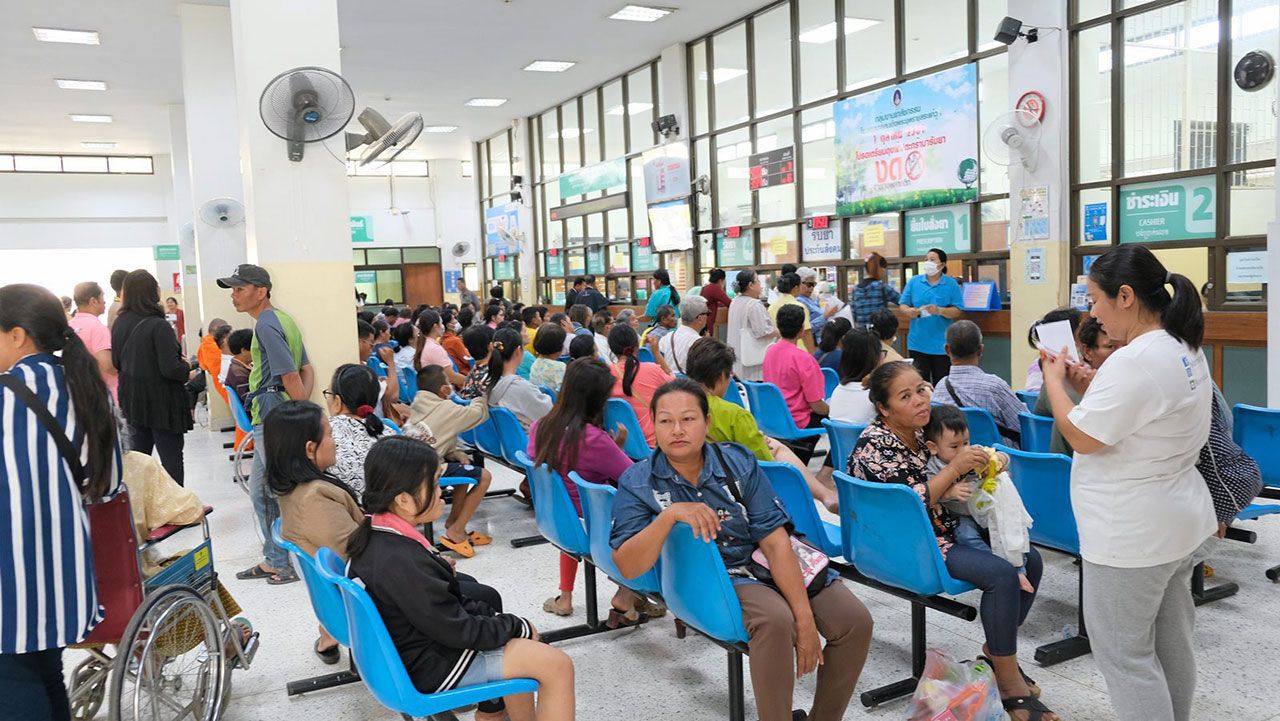 สภาพปัจจุบัน รพ.สมเด็จพระยุพราชสระแก้ว ผู้ป่วยที่มารอรับการรักษาแน่นขนัด คาดว่า “สถานีใส่ใจ” จะช่วยลดความแออัดของผู้ป่วยลงได้.