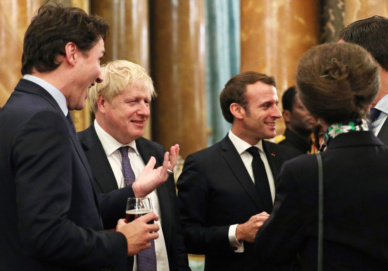 (จากซ้าย) จัสติน ทรูโด, บอริส จอห์นสัน และ เอ็มมานูเอล มาครง