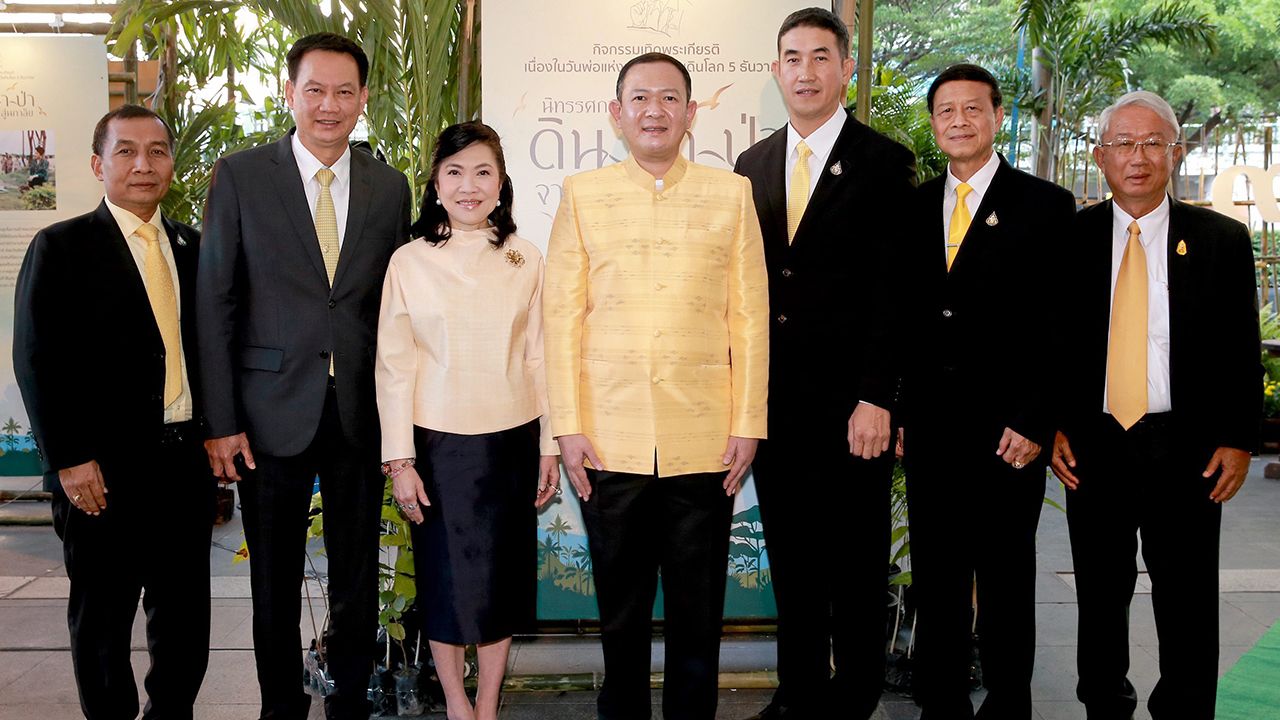 เทิดพระเกียรติ  -  สุพัตรา จิราธิวัฒน์, อรรถพล เจริญชันษา และ ดร.ยุทธพล อังกินันท์ เปิดกิจกรรมเทิดพระเกียรติเนื่องในวันพ่อแห่งชาติและวันดินโลก 5 ธันวาคม ชวนชมนิทรรศการชุด “ดิน น้ำ ป่า...จากพสุธาสู่นภาลัย” โดยมี โสภณ ทองดี มาร่วมงานด้วย ที่เซ็นทรัลเวิลด์ วันก่อน.