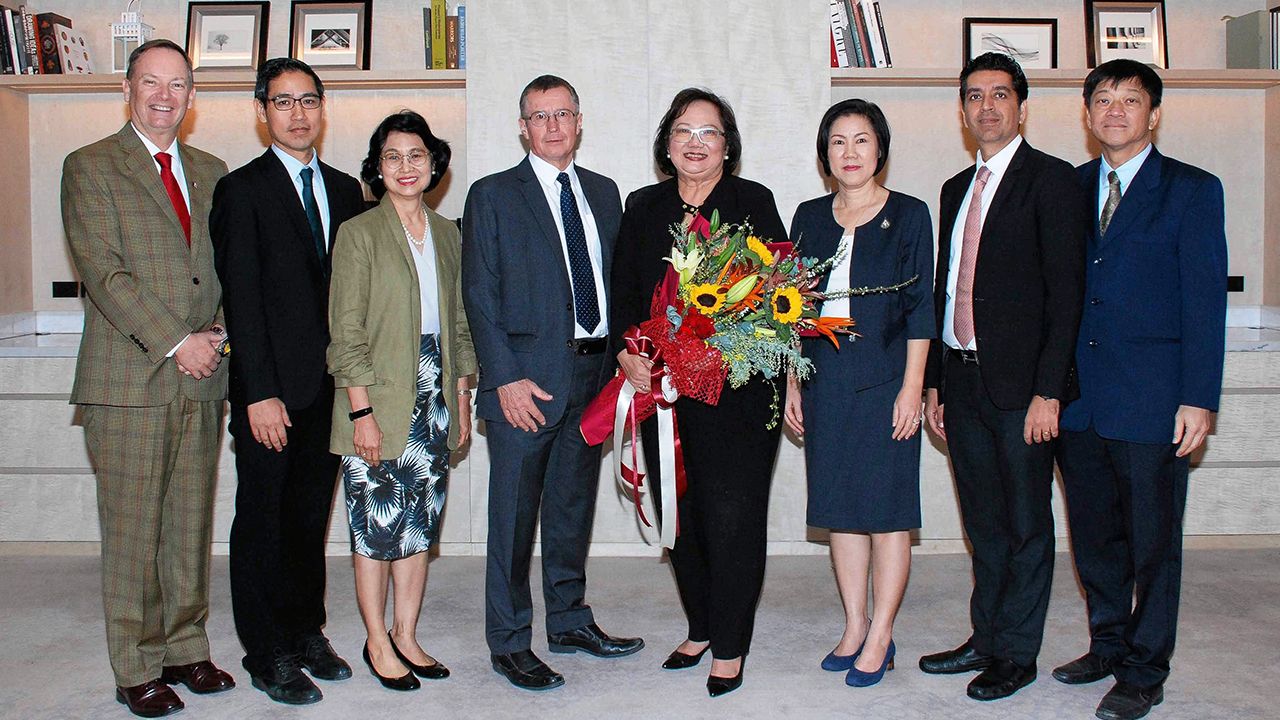 ดีใจด้วย  -  อุษา สมบูรณ์ จัดประชุมใหญ่สามัญสมาคมโรงเรียนนานาชาติแห่งประเทศไทย พร้อมได้รับเลือกเป็นนายกสมาคม สมัยที่ 9 โดยมี ศ.ดร.จิรยุทย์ มหัทธนกุล, พอล สโกฟิลด์, ดร.วิสุทธิ์ เจริญศิริวัฒน์ และ ปรมิตร ศรีกุเรชา มาร่วมประชุมด้วย ที่โรงแรมพาร์ค ไฮแอท วันก่อน.