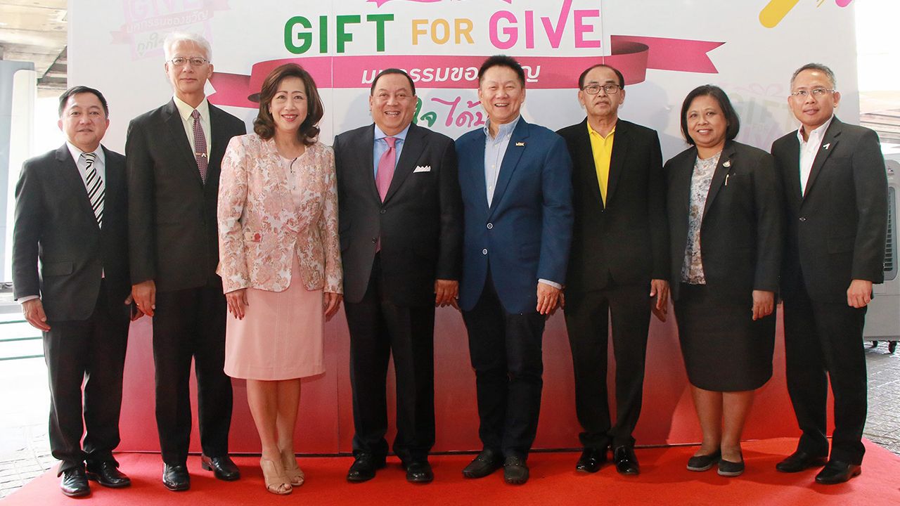 ให้ของขวัญ  -  จุติ ไกรฤกษ์ รมว.พม. เปิดงาน “Gift for Give มหกรรมของขวัญถูกใจ...ได้บุญ” ชวนทุกคนสุขใจกับการเป็นผู้ให้เพื่อผู้ด้อยโอกาสในสังคม โดยมี สมพล ตรีภพนารถ, สุทธิ จันทรวงษ์ และ สุจิตรา พิทยานรเศรษฐ์ มาร่วมงานด้วย ที่ศูนย์การค้าเอ็มบีเค เซ็นเตอร์ วันก่อน.