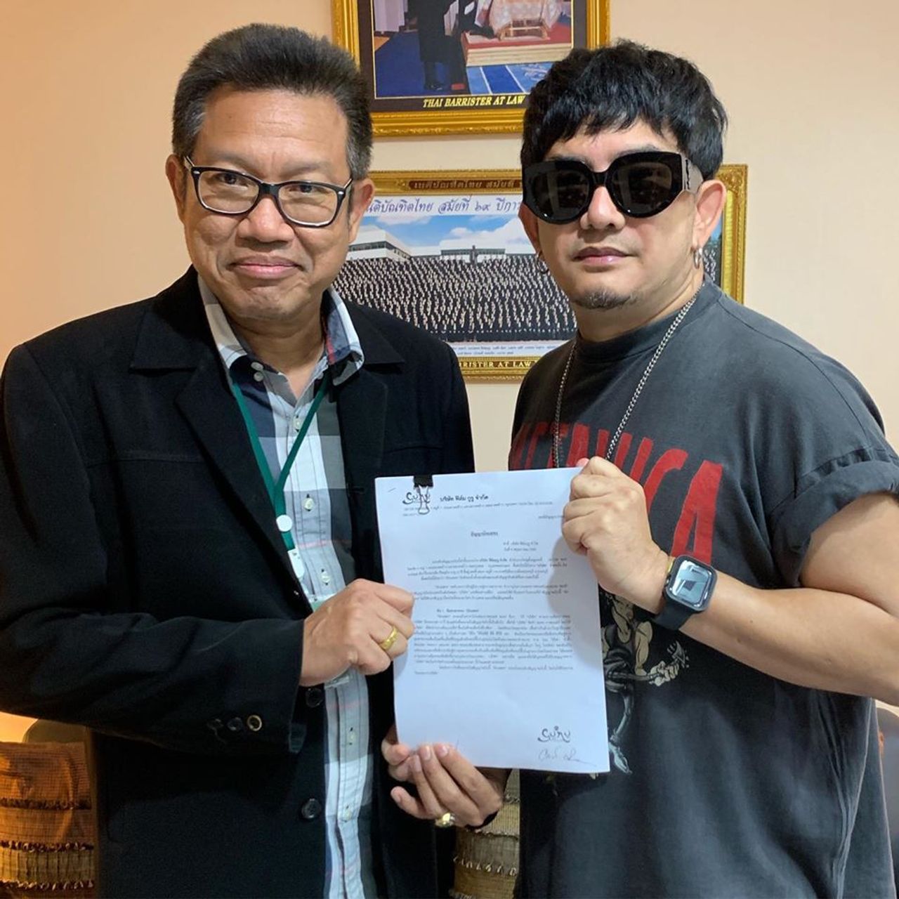 พชร์ อานนท์ และทนายเดชา ขอบคุณภาพจากเฟซบุ๊ก พชร์ อานนท์ 