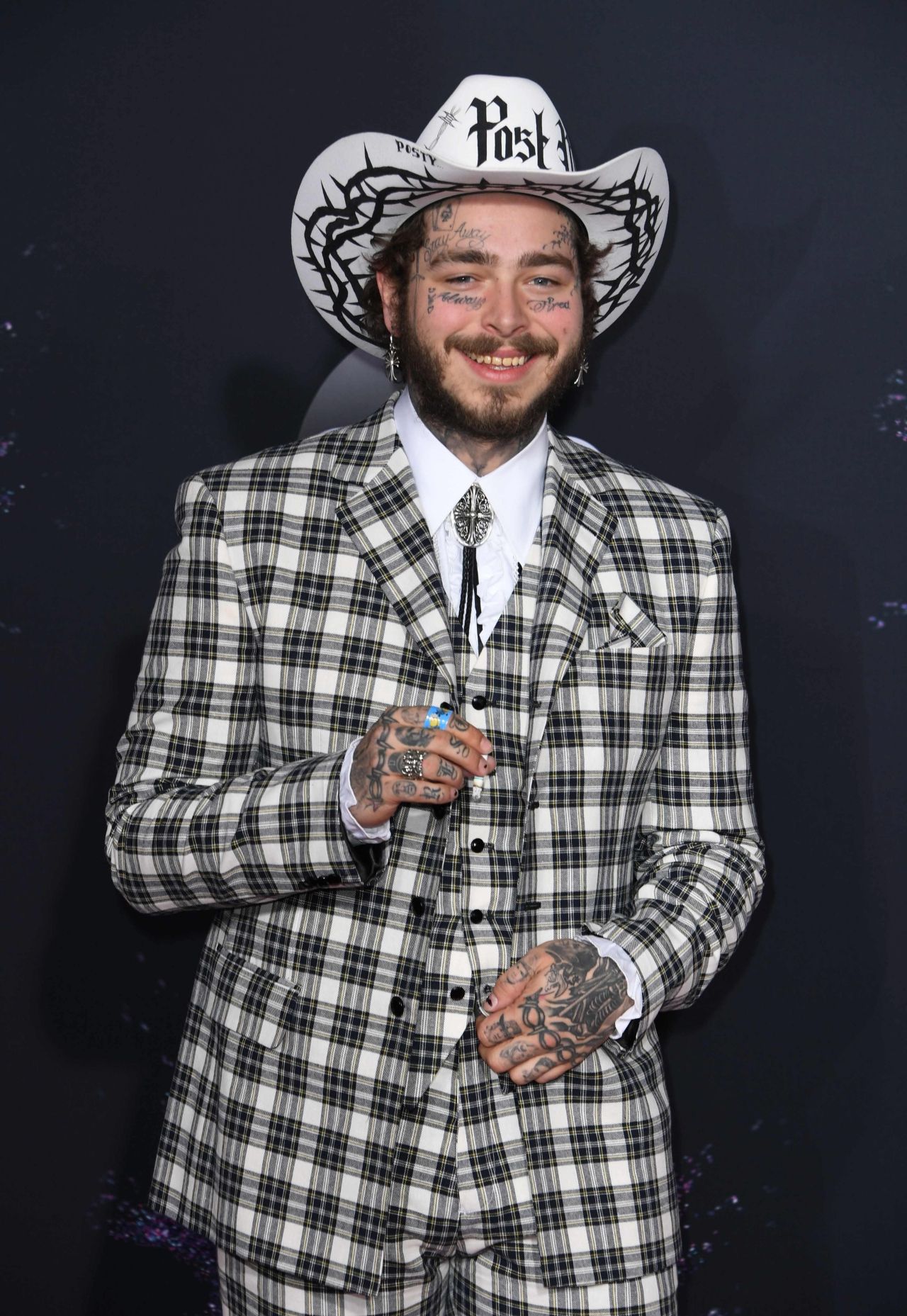 มีเพลงฮิตติดหูเยอะมากๆ ต้องยกให้เลย โพสต์ มาโลน ชุดนี้แลดูเรียบร้อยไปเนอะๆ 