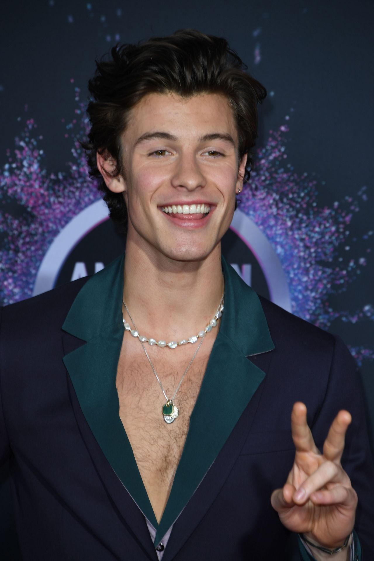 ยิ้มอภิมหาเสน่ห์จาก ชอว์น เมนเดส สร้อยหรูสวยมากๆ 