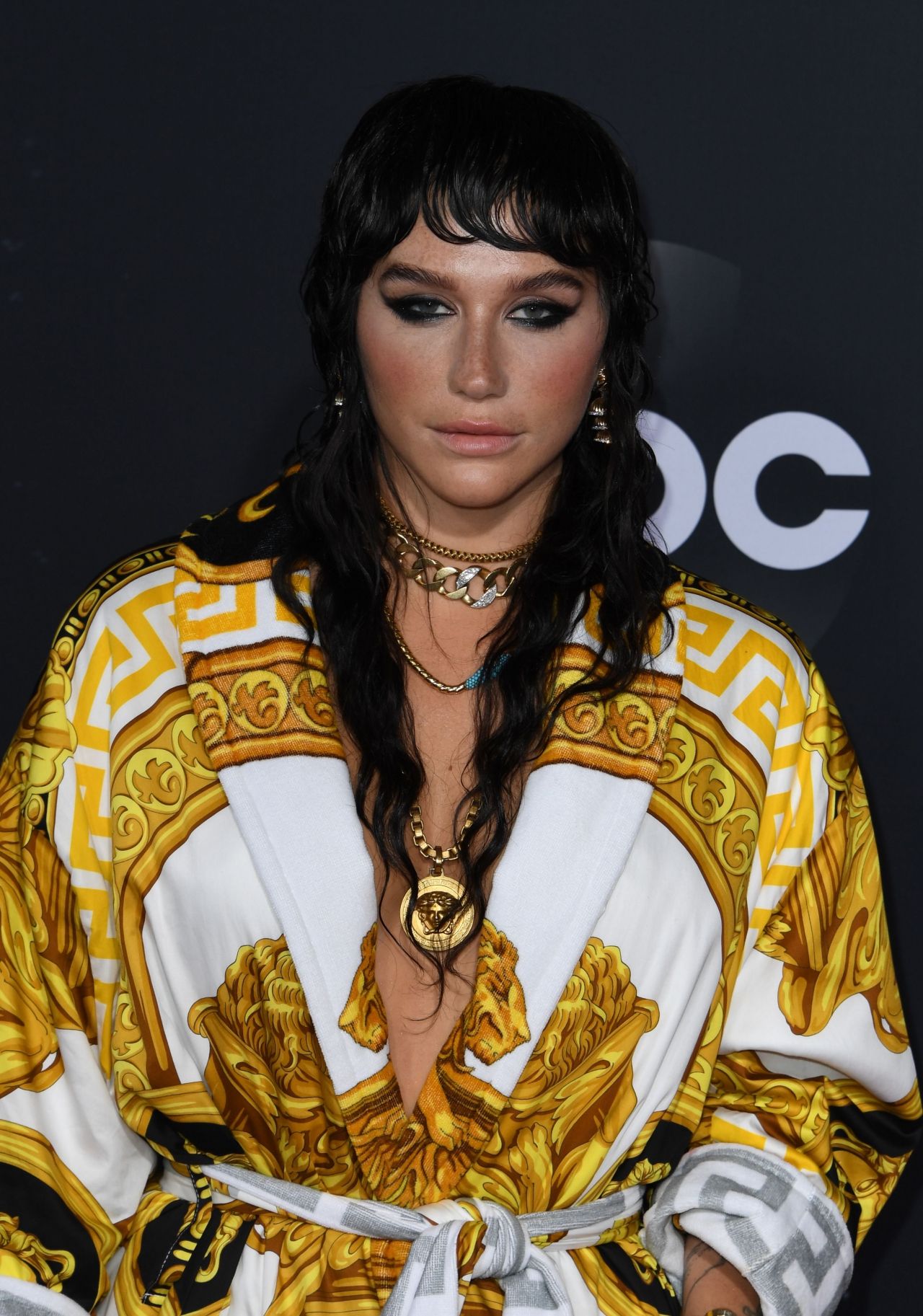  แคชช่า แต่งหน้าได้เปรี้ยวเฟี้ยว ชุดทองจากแบรนด์ดัง เวอร์ซาเช 