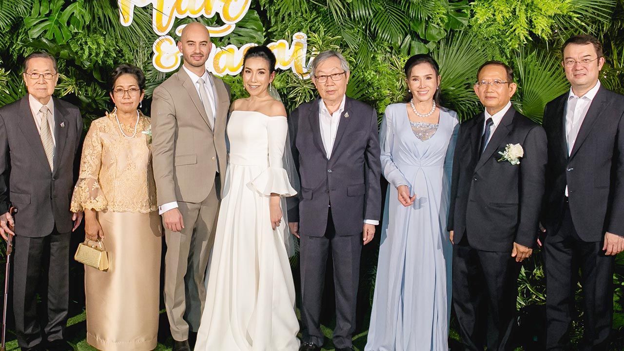 วิวาห์ชื่นมื่น สุทธิเกียรติ จิราธิวัฒน์ เป็นประธานในงานวิวาห์ระหว่าง ฟ้าใส เอกพันธ์ บุตรี วีรยุทธ เอกพันธ์-สุนันทา สุรเชษฐพงษ์ กับ มาร์ค บุตร เกริด สตีป โดยมี อาภัสรา หงสกุล และ ธีระยุทธ จิราธิวัฒน์ มาร่วมอวยพรด้วย ที่โรงแรมเซ็นทาราแกรนด์ เซ็นทรัลเวิลด์ วันก่อน.