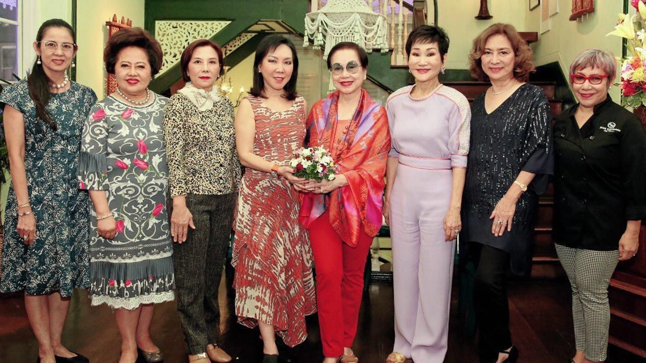 แฮปปี้เบิร์ธเดย์ รุจิตร สุธนะเสรีพร จัดงานเบิร์ธเดย์ดินเนอร์หรูแบบไทยอวยพรวันเกิดให้แก่ สุภาพรรณ พิชัยรณรงค์สงคราม โดยมี คุณหญิงชดช้อย โสภณพนิช, พรรณิภา ปวนะฤทธิ์, บุษบา เปรมเจริญ และ สุวรรณี ประเทืองสิทธิ์  มาร่วมงานด้วย ที่ภัตตาคารบลู เอเลเฟ่นท์ วันก่อน.