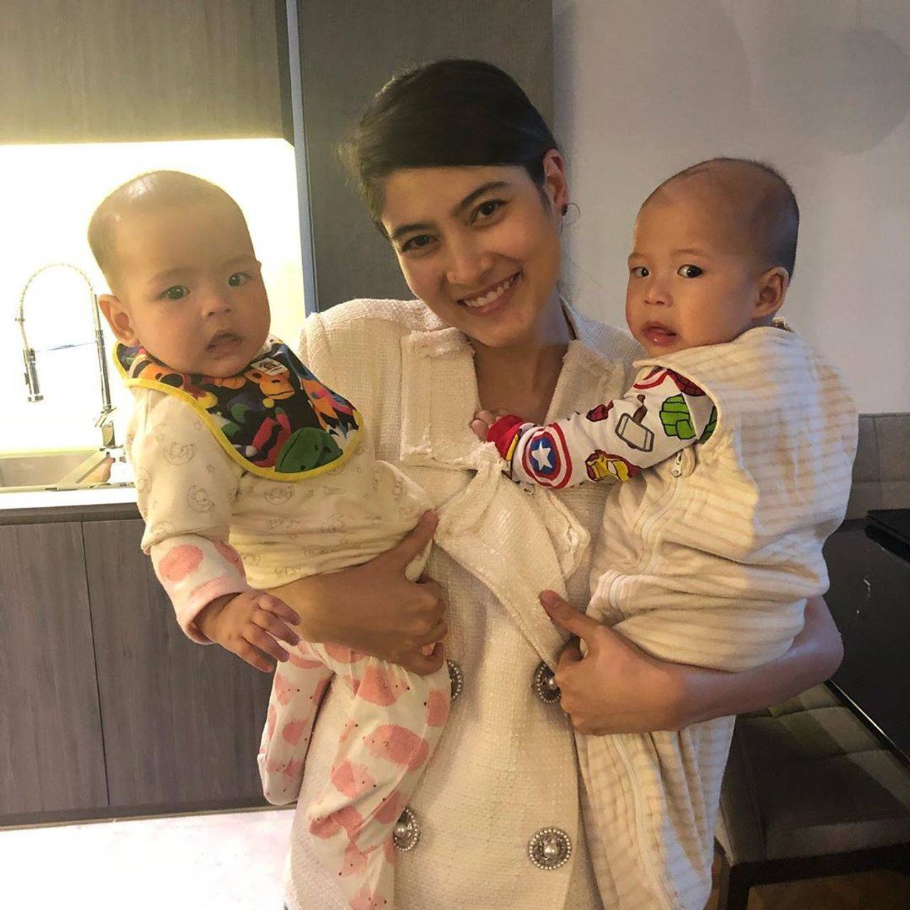 มาร์กี้และน้องมีก้า น้องมีญ่า ขอบคุณภาพจากไอจี @margie_rasri