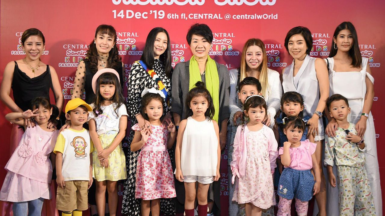 แฟชั่นเด็ก ปิยวรรณ ลีละสมภพ และ พาขวัญ สหวงษ์ เปิดงาน CENTRAL KIDS FASHION SHOW แบรนด์เสื้อผ้า Sanrio โดยมี เกรซ มหาดำรงค์กุล, มิลิน ยุวจรัสกุล, พรพิลาส อัสสกุล, วรรณ์วิไล เตชะสมบูรณ์ และ ตะวันนา ธารา มาร่วมงานด้วย ที่ห้างเซ็นทรัล @ เซ็นทรัลเวิลด์ วันก่อน.