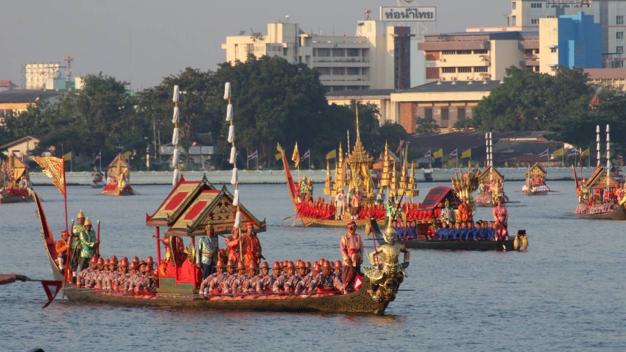 หมู่เรือ ในขบวนพยุหยาตราทางชลมารค ช่างงดงามยิ่ง เมื่อยามต้องแสงพระอาทิตย์ กลางลำน้ำเจ้าพระยา 