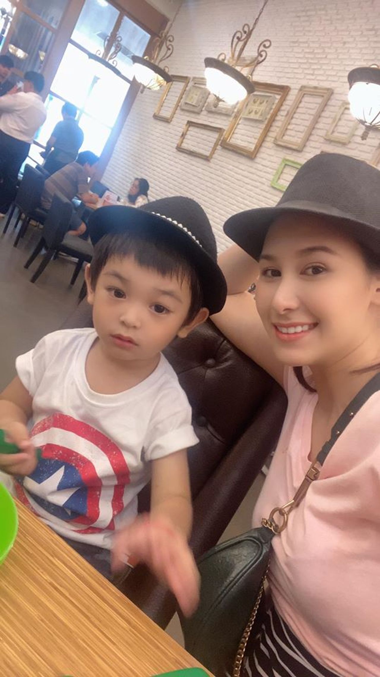แซนวิช-น้องลีออง ขอบคุณภาพจากเพจ แซนวิช ปภาดา โชติกวณิชย์