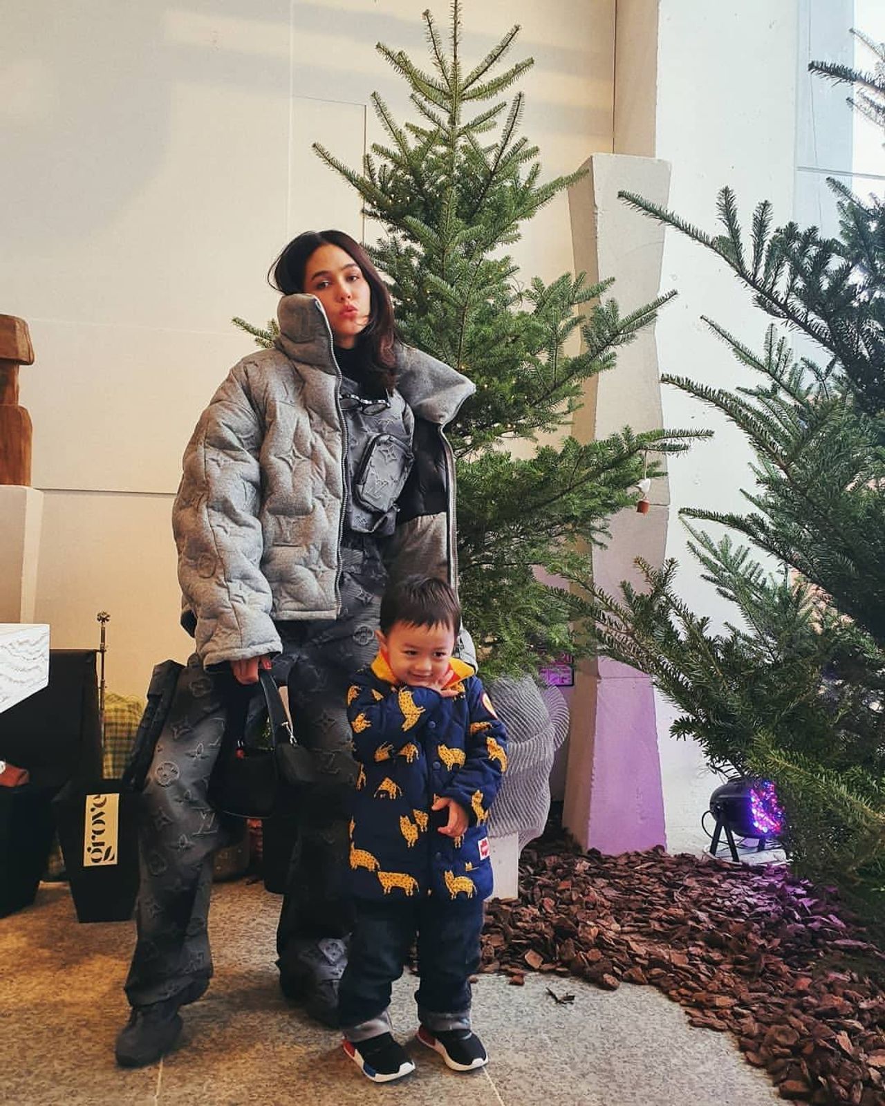 ชมพู่-น้องพายุ ขอบคุณภาพจากไอจี @chomismaterialgirl