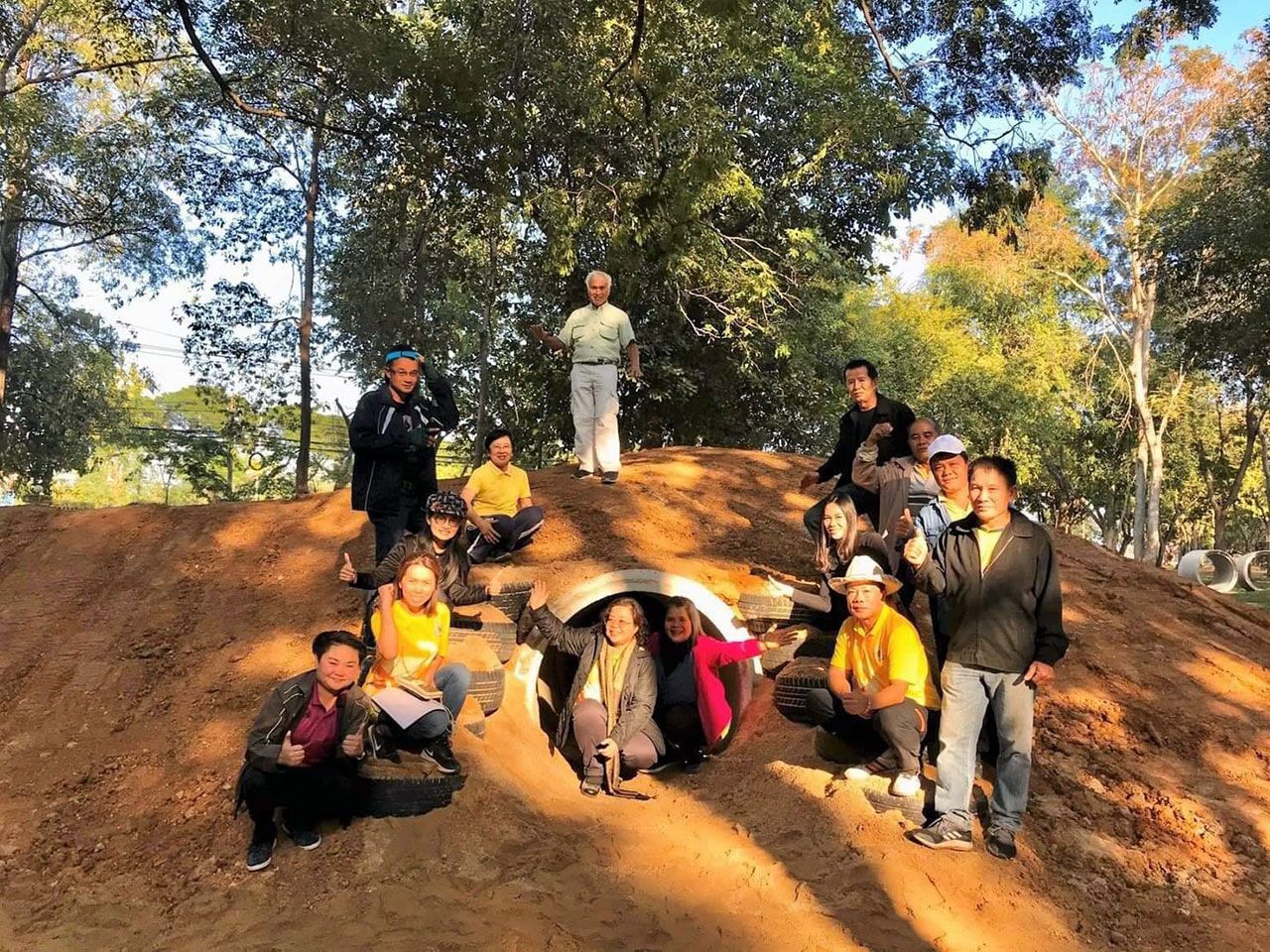 นางสุพรรณี สุขสันต์รุ่งเรือง รองปลัด อบจ.ลำปาง ถ่ายภาพร่วมกับทีมงานจัดสร้างสนามเด็กเล่นสร้างปัญญา โดยทุกคนดีใจที่ได้มีส่วนร่วม.