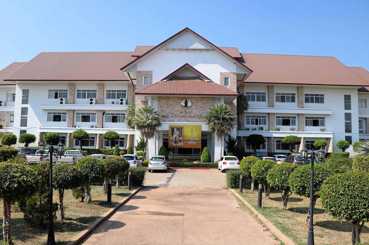 บริเวณด้านหน้าอาคารองค์การบริหารส่วนจังหวัด (อบจ.) ศรีสะเกษ หน่วยงานหลัก ซึ่งมีความสำคัญต่อการพัฒนาจังหวัด ตามยุทธศาสตร์วางรากฐานพัฒนาโครงสร้างพื้นฐาน.