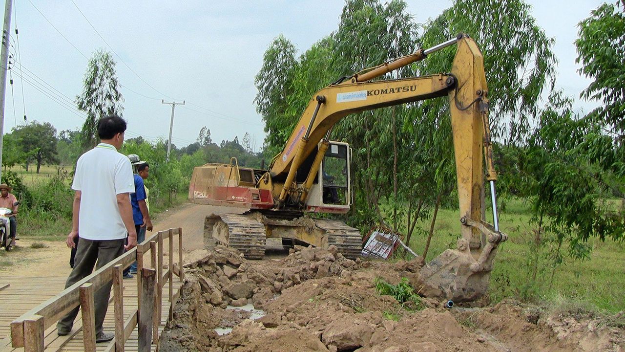 เจ้าหน้าที่นำรถแบ็กโฮขุดเจาะปรับปรุงภูมิทัศน์ที่เมืองใหม่ช่องสะงำต.ไพร–พัฒนา อ.ภูสิงห์ จ.ศรีสะเกษ เพื่อให้มีสภาพสวยงาม.