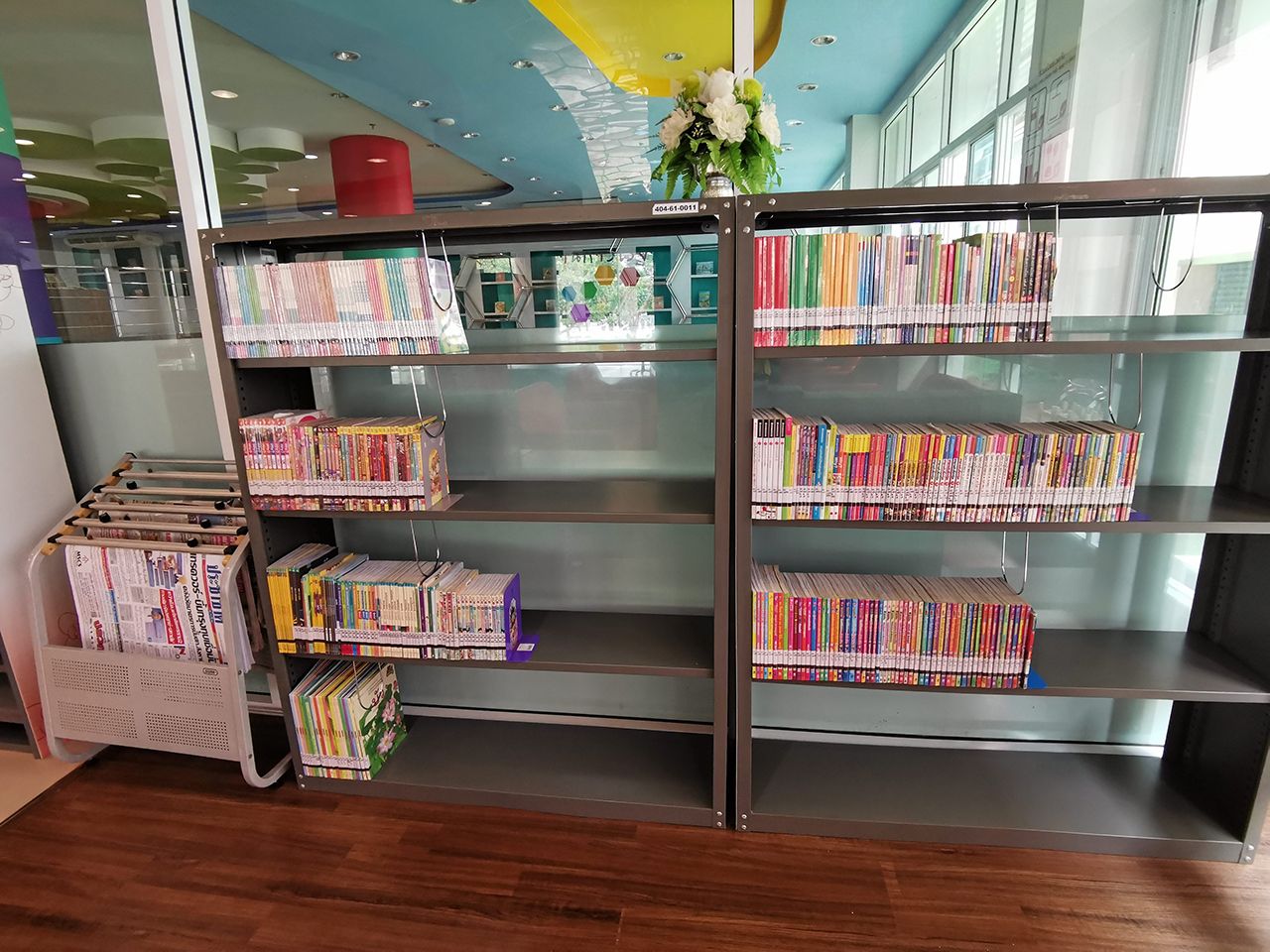 มุมหนังสือภายใน “อุทยานการเรียนรู้ศรีสะเกษ” มีหนังสืออ่านเล่น และตำราหลากหลายมากมาย.