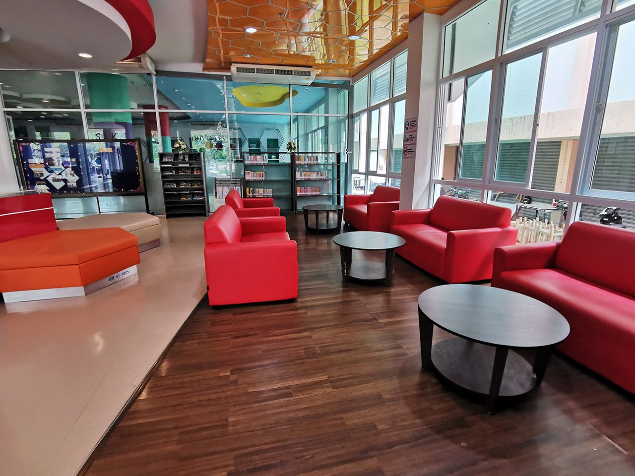 บรรยากาศภายใน “อุทยานการเรียนรู้ศรีสะเกษ” หรือ Sisaket Knowledge Park (SSK park) มีโต๊ะนั่งอ่านหนังสือสำหรับผู้ที่เข้าไปใช้บริการ.