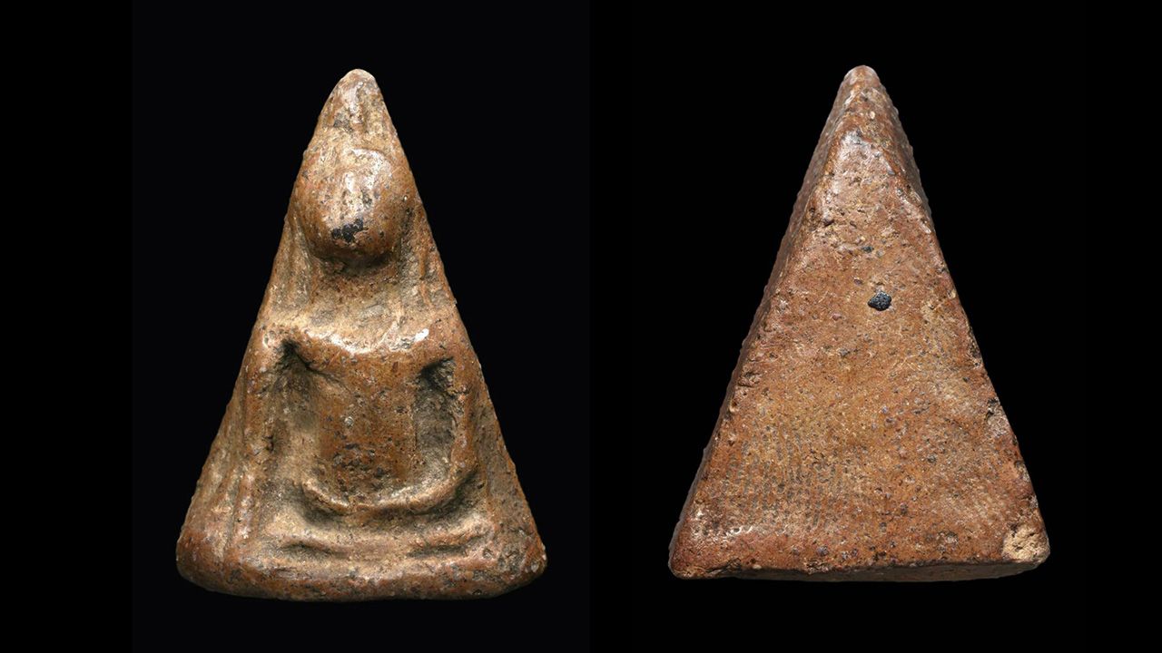 พระนางพญา พิมพ์เข่าโค้ง วัดนางพญา ของ มร.อึ๊ง ก๊อก เซ็ง.