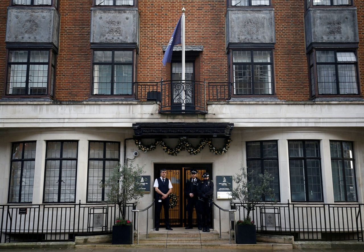 เจ้าหน้าที่รักษาความปลอดภัยบริเวณด้านหน้าโรงพยาบาลคิง เอ็ดเวิร์ด ที่ 7 ในกรุงลอนดอน 