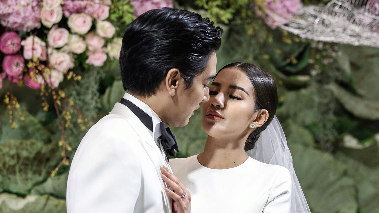 วันก่อนสาว ใบเตย–สุธีวัน ก็เพิ่งให้สัมภาษณ์ “ไทยรัฐ” ว่าประจำเดือนไม่มา หน้าอกคัด! ยิ่งล่าสุด แมน–พัฒนพล ยังโพสต์บอกใบ้อีก “ช่วงนี้ภรรยาผมหงุดหงิด ทั้งวันเลย” ยังงี้ยิ่งท้องชัวร์!