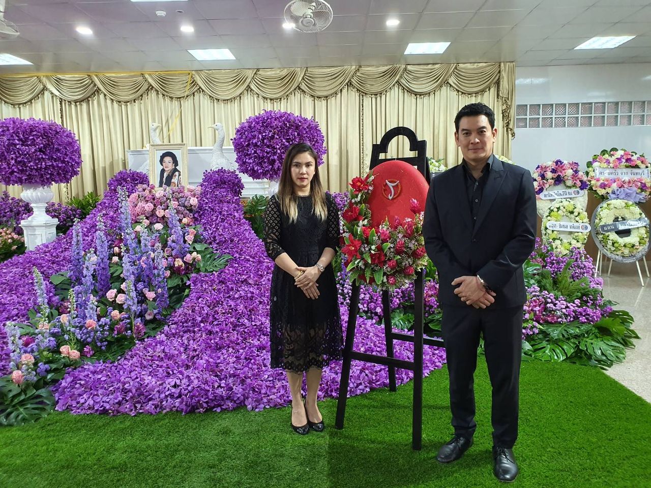 ชาคริต-แอน ในงานศพคุณแม่สมลักษณ์