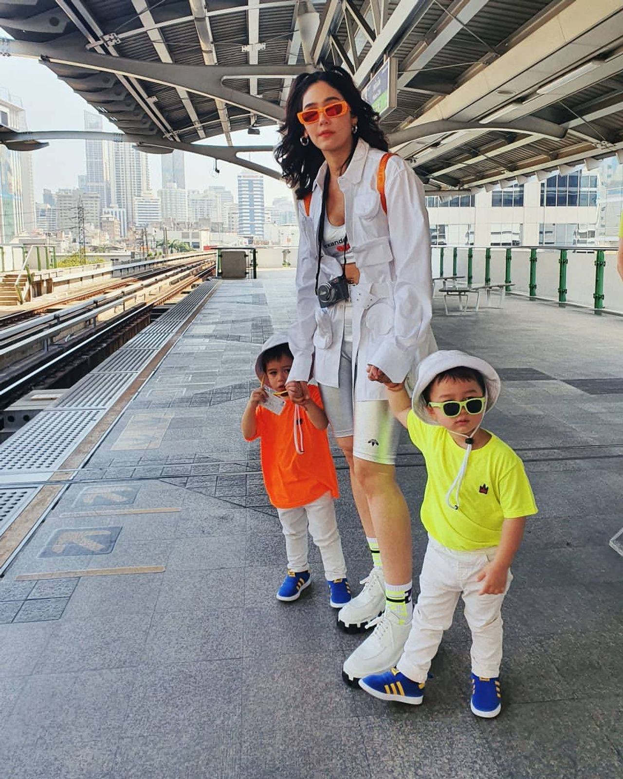 ชมพู่-น้องสายฟ้า-น้องพายุ ขอบคุณภาพจากไอจี @chomismaterialgirl