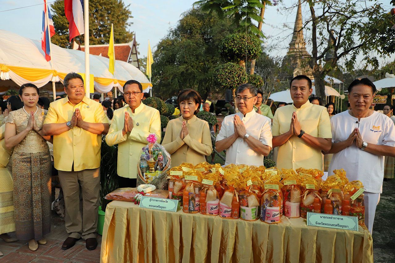 นายภานุ แย้มศรี ผวจ.พระนครศรีอยุธยา นางนวลจันทร์ แย้มศรี นายกเหล่ากาชาด ทำบุญตักบาตรเพื่อเป็นสิริมงคล โดยมี นางสมทรง พันธ์เจริญวรกุล นายก อบจ. และ ว่าที่ ร.ต.สมทรง สรรพโกศลกุล นายกเทศมนตรีนครพระนครศรีอยุธยา ร่วมพิธี.