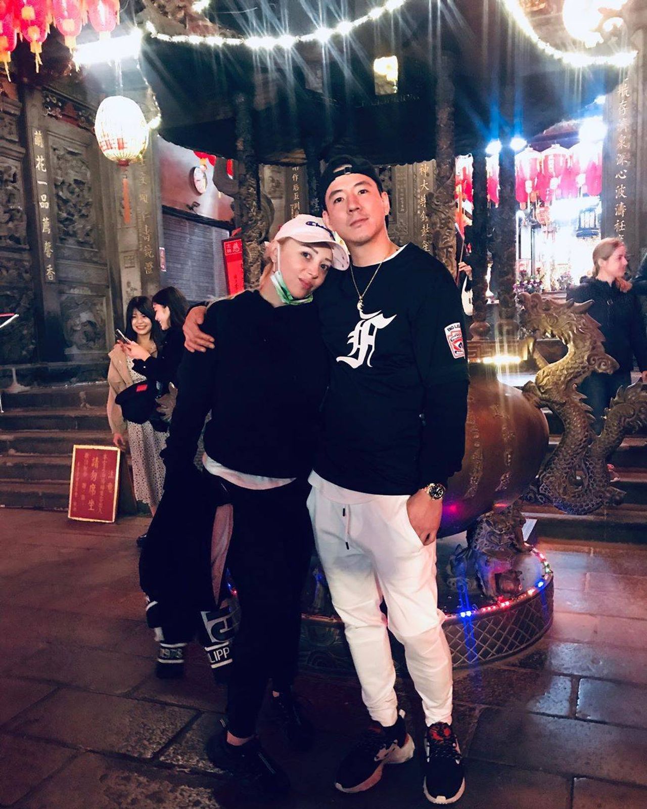 ฮาเวิร์ดและภรรยา ขอบคุณภาพจากไอจี @howardwang8885