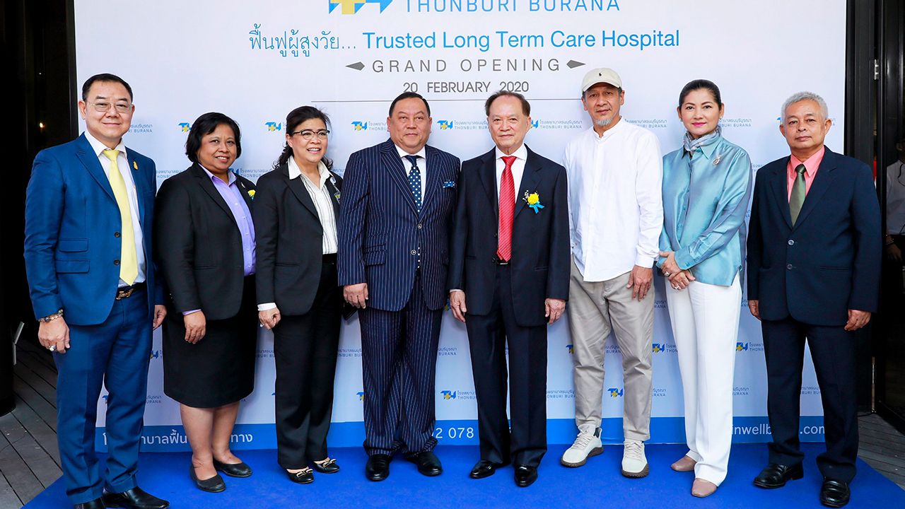 อายุเยอะ นพ.บุญ วนาสิน จัดงานเปิด “ธนบุรีบูรณา” โรงพยาบาลฟื้นฟูสุขภาพผู้สูงวัยระยะยาว ผู้ป่วยโรคความจำเสื่อมและหลอดเลือดสมอง โดยมี จุติ ไกรฤกษ์, สุจิตรา พิทยานรเศรษฐ์ และ ศิริวรรณ ปราศจากศัตรู มาร่วมงานด้วย ที่โครงการจิณณ์ เวลบีอิ้ง เคาน์ตี้ รังสิต วันก่อน.