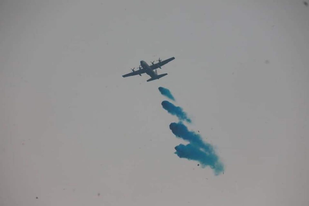 เครื่องบินลำเลียง ซี-130 บินโปรยสารดับไฟ ภาพจาก กองทัพอากาศไทย