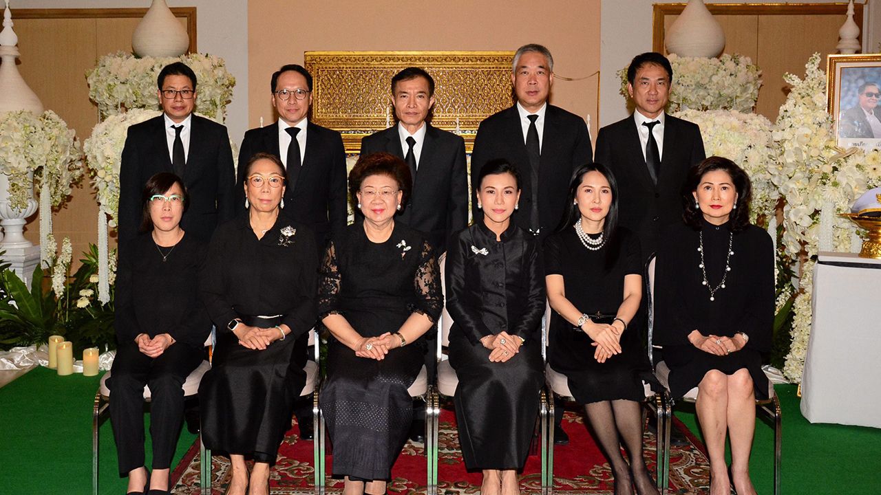 สู่สุคติ - สรญา ชวาลดิฐ เป็นประธานในพิธีสวดอภิธรรมศพ เกียรติ เอี่ยมสกุลรัตน์ บิดา กวีพันธ์ เอี่ยมสกุลรัตน์ ปธ.กก.บห.กลุ่มบริษัท เค.อี. โดยมี สราวุธ-อรพรรณ วัชรพล, วิชัย-จุฑามาศ เบญจรงคกุล, ธนทัต ชวาลดิฐ และ ภานุ โชติประสิทธิ์ มาร่วมในพิธีด้วย ที่วัดธาตุทอง วันก่อน.