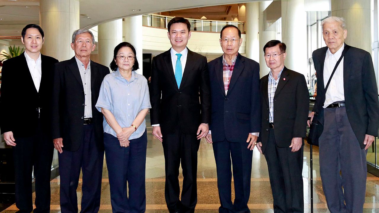 ปลื้มมาก - ดร.สฤต สันติเมทนีดล, รศ.สุพจน์ สุโรจน์, ดร.สมหญิง เปี่ยมสมบูรณ์, ศิลปชัย จารุเกษมรัตนะ และ ดร.ศิวรักษ์ ศิวโมกษธรรม มาร่วมในงานเลี้ยงแสดงความยินดีแก่ ศ.ดร.สุชัชวีร์ สุวรรณสวัสดิ์ นายกสมาคมนักเรียนทุนรัฐบาลไทย ที่โรงแรมมิราเคิล แกรนด์ วันก่อน.