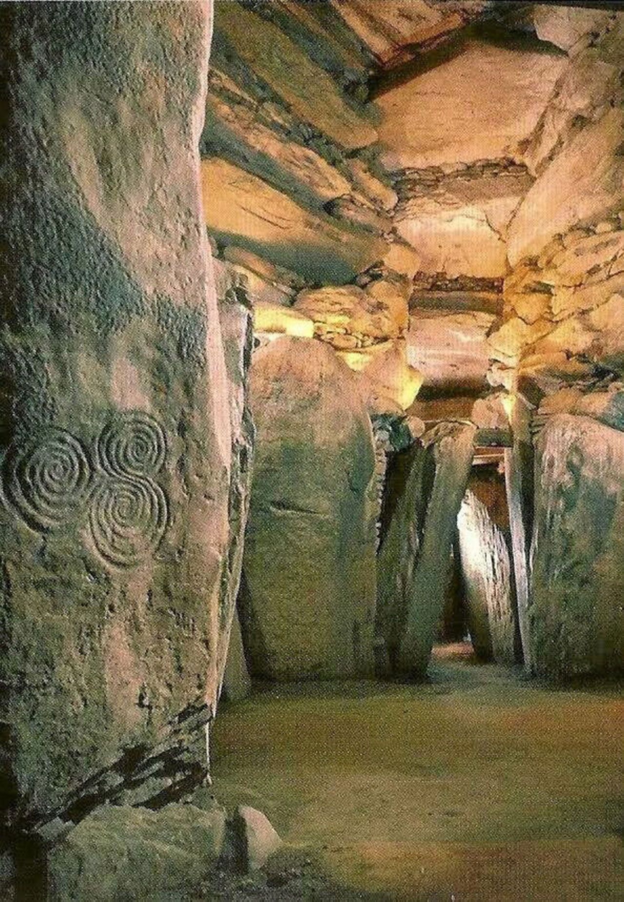 ภายในสุสานนิวเกรนจ์มีการตกแต่งด้วยลวดลายทริสเคเลียน.
