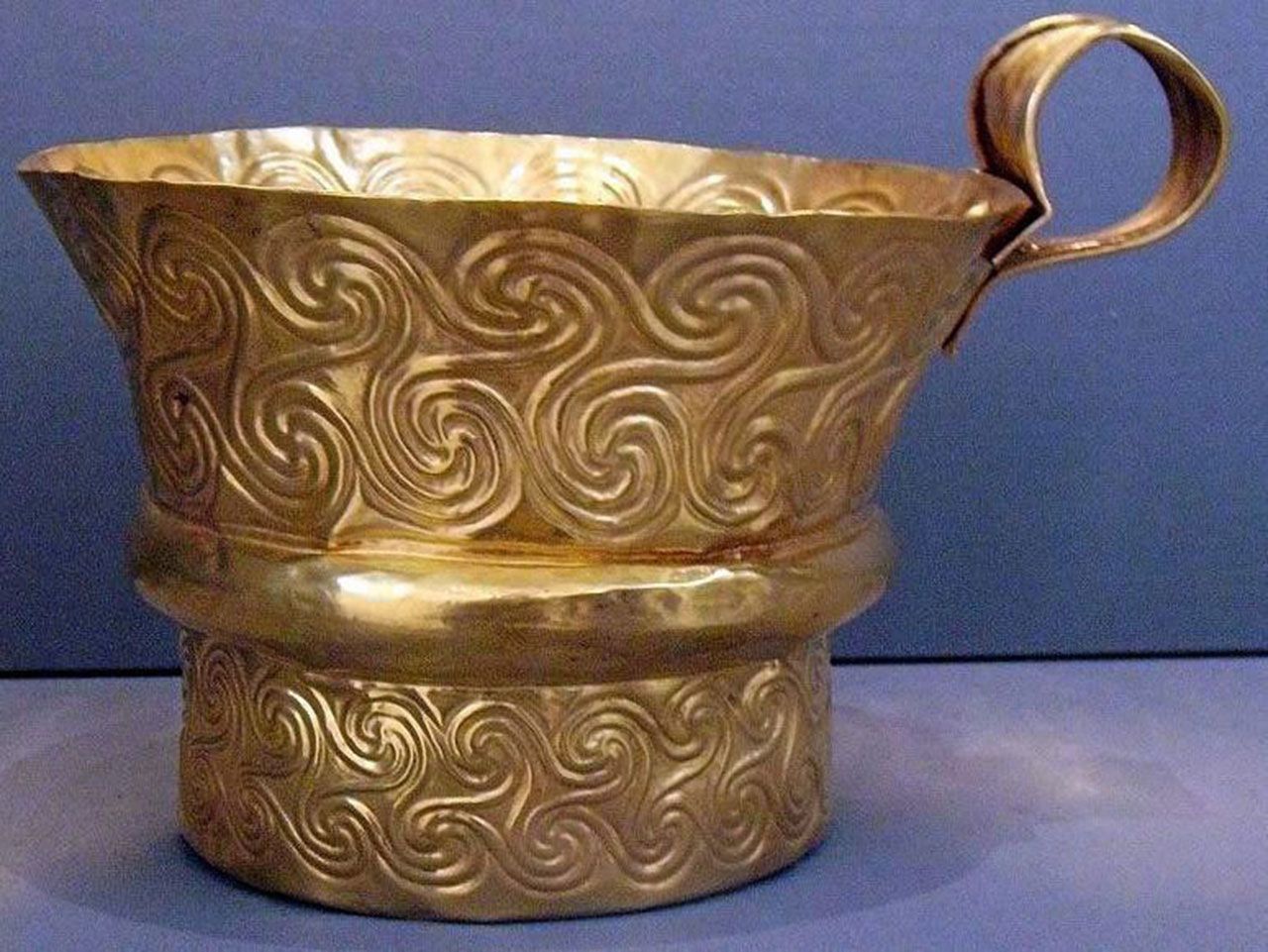 ลวดลายทริสเคเลียนปรากฏบนภาชนะจากอารยธรรมไมซีเนียนบนกรีซแผ่นดินใหญ่ด้วยเช่นกัน.