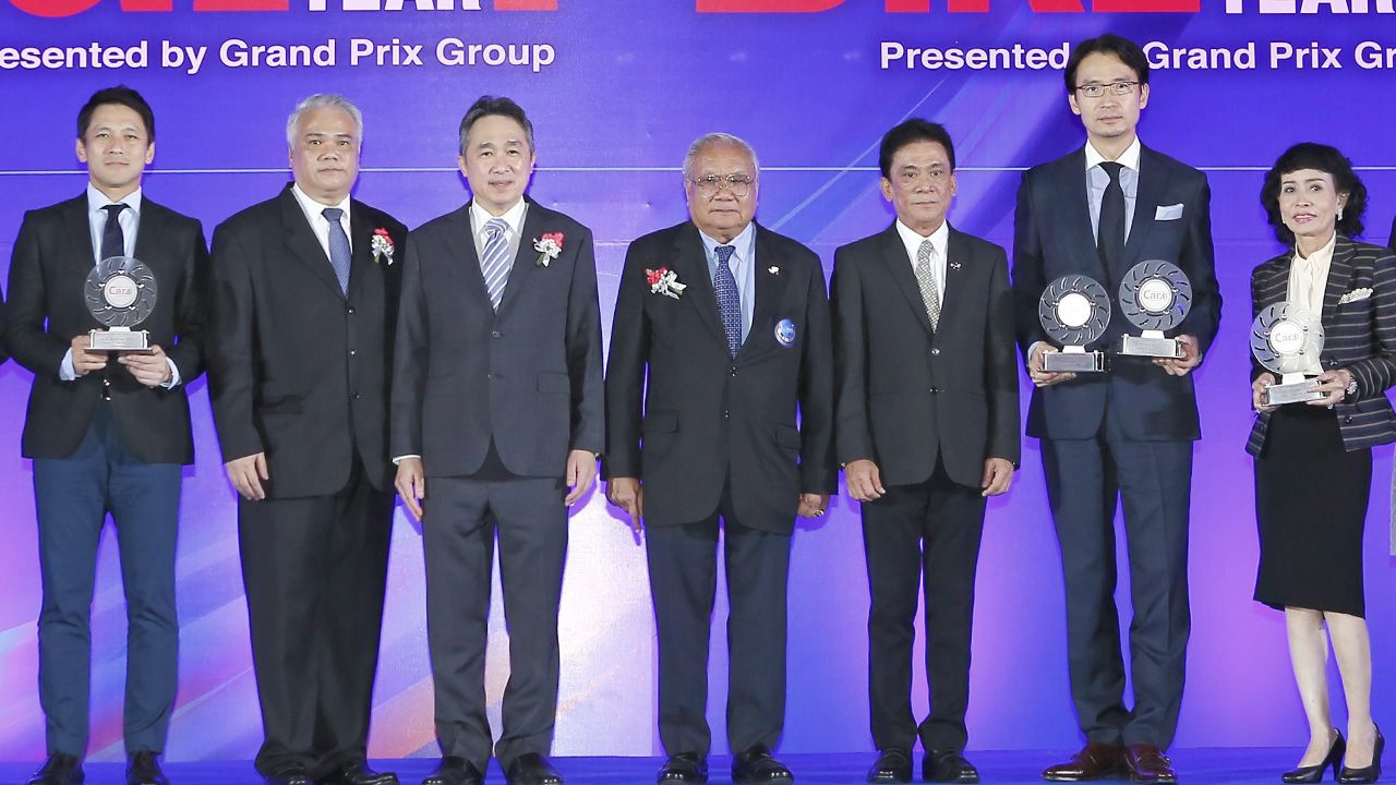 สุดยอด ดร.จุลพงษ์ ทวีศรี รองปลัดกระทรวงอุตสาหกรรม มอบ 8 รางวัล CAR OF THE YEAR 2020 ให้แก่ โทชิอากิ มาเอคาวะ กก.ผจก.บ.ตรีเพชรอีซูซุเซลส์ โดยมี ทาเคชิ คาซาฮะระ, ดร.ปราจิน เอี่ยมลำเนา และ ปนัดดา เจณณวาสิน มาร่วมงานด้วย ที่ชาเลนเจอร์ เมืองทองธานี วันก่อน.
