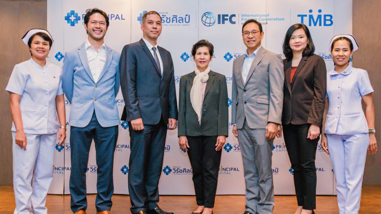 มั่นใจได้ ดร.สาธิต วิทยากร และ นพ.ปวิชญ์ วิรัชศิลป์ แถลงข่าวการร่วมทุนระหว่าง บ.พริ้นซิเพิล แคปิตอล กับ รพ.วิรัชศิลป์ ในการเดินหน้าพัฒนาบริการทางการแพทย์ด้วยเทคโนโลยี โดยมี พญ.วลัย วิรัชศิลป์ และ ดร.อัจฉรา รัตนพันธุ์ศรี มาร่วมงานด้วย ที่ รพ.วิรัชศิลป์ จ.ชุมพร วันก่อน.