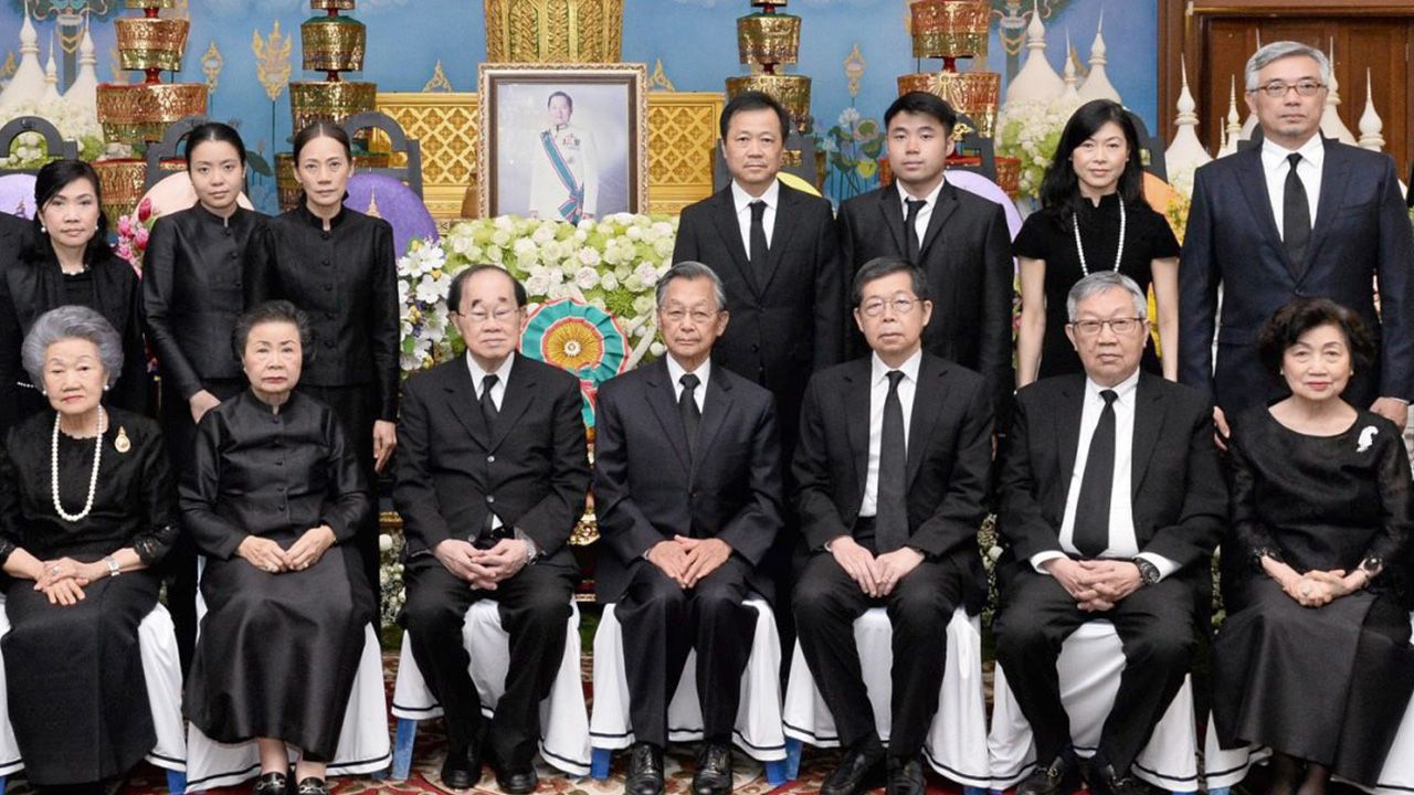 สู่สุคติ ชวน หลีกภัย ประธานรัฐสภา เป็นประธานในพิธีสวดพระอภิธรรมศพ สุทธิพร จิราธิวัฒน์โดยมี ดร.ประสาร ไตรรัตน์วรกุล, มุกดา เอื้อวัฒนะสกุล จิราธิวัฒน์, สุทธิเกียรติ จิราธิวัฒน์, รัตนา นรพัลลภ และ สุพัตรา จิราธิวัฒน์ มาร่วมในพิธีด้วย ที่วัดเทพศิรินทราวาส วันก่อน.