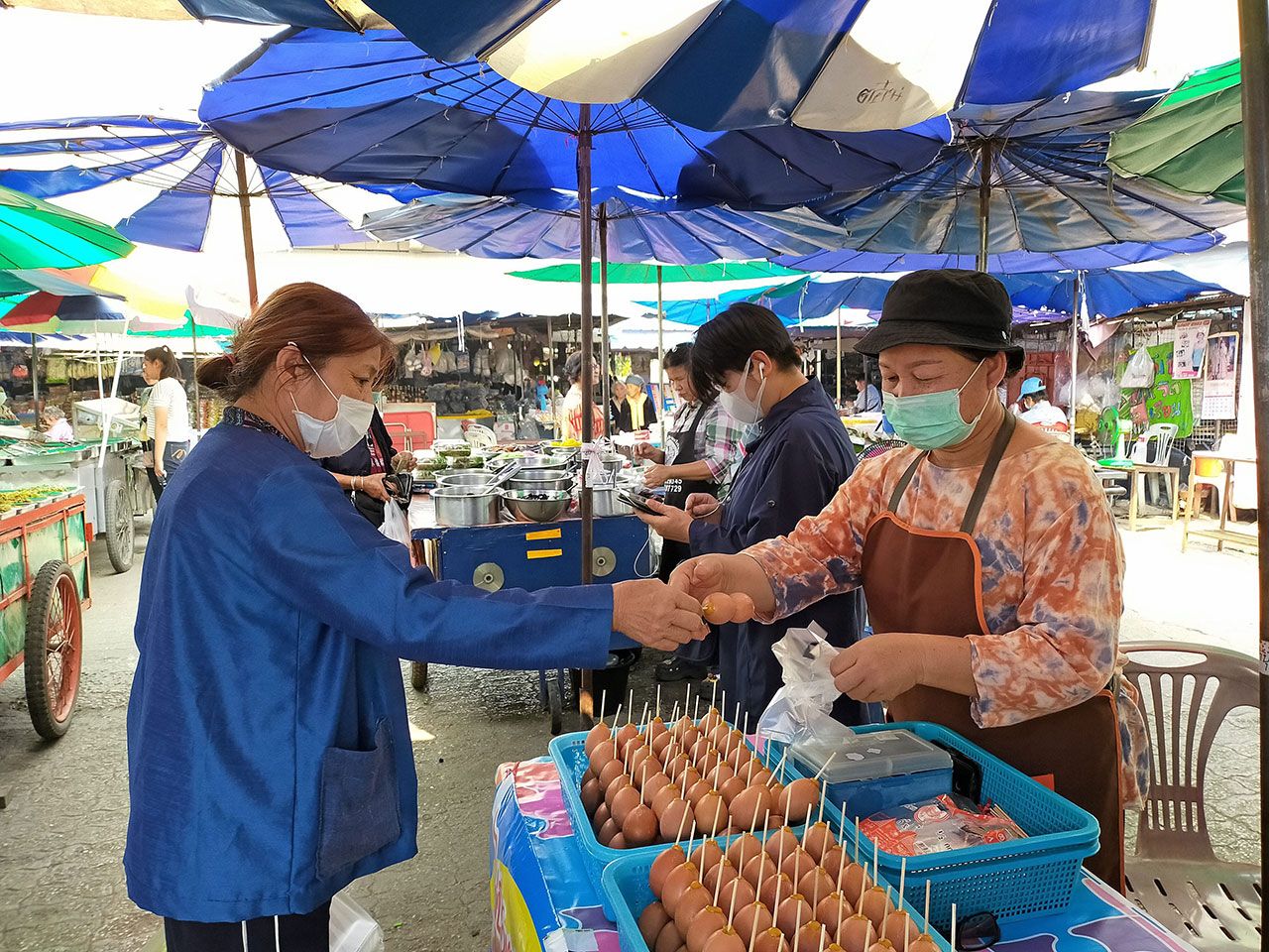 ภายในตลาดสด อ.เทิง จ.เชียงราย บรรดาแม่ค้าและลูกค้า สวมหน้ากากอนามัยป้องกันฝุ่น.