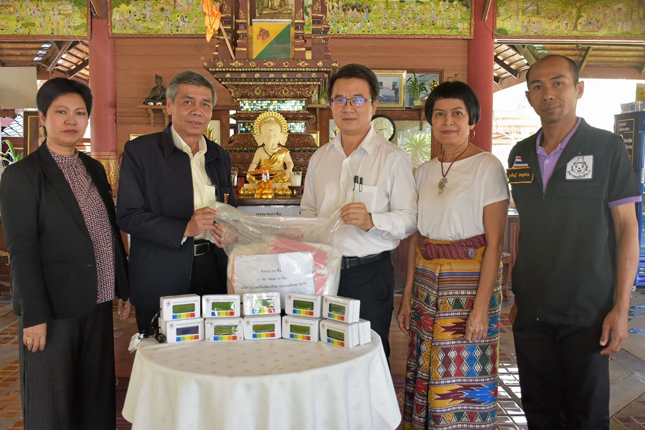 นายธเนศ วีระศิริ นายกสมาคมวิศวกรรมสถานฯ ส่งมอบเครื่องวัดฝุ่นที่ทางสมาคมฯประดิษฐ์ขึ้นให้กับสมาคมยักษ์ขาว นำแจกโรงเรียนและสถานที่สำคัญ.