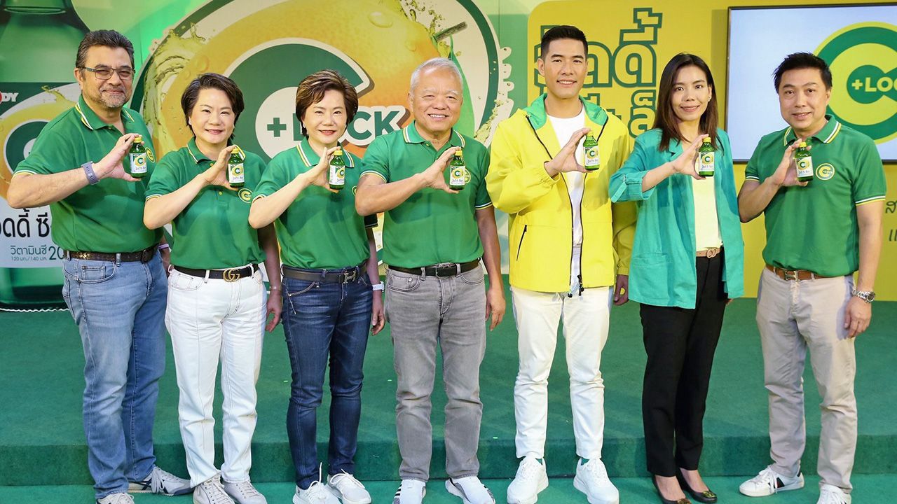 เพื่อสุขภาพ - เสถียร เศรษฐสิทธิ์ และ วุฒิธร มิลินทจินดา เปิดตัว “วู้ดดี้ ซี+ล็อค” เครื่องดื่มวิตามินซี ผลิตสินค้าและเครื่องดื่ม เพื่อสุขภาพสำหรับคนรุ่นใหม่ โดยมี ณัฐชไม ถนอมบูรณ์เจริญ, กมลดิษฐ สมุทรโคจร และ วงดาว ถนอมบูรณ์เจริญ มาร่วมงานด้วย ที่ บ.คาราบาว กรุ๊ป ถนนสีลม วันก่อน.