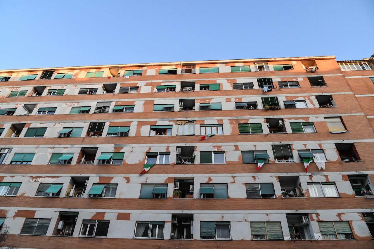 ชาวอิตาลีที่ได้แต่อยู่ในห้องพัก นัดกันทางออนไลน์จัดกิจกรรม ‘ปรบมือให้อิตาลี’ โดยออกมาที่ระเบียงแล้วปรบมือ หรือบรรเลงดนตรีร่วมกัน